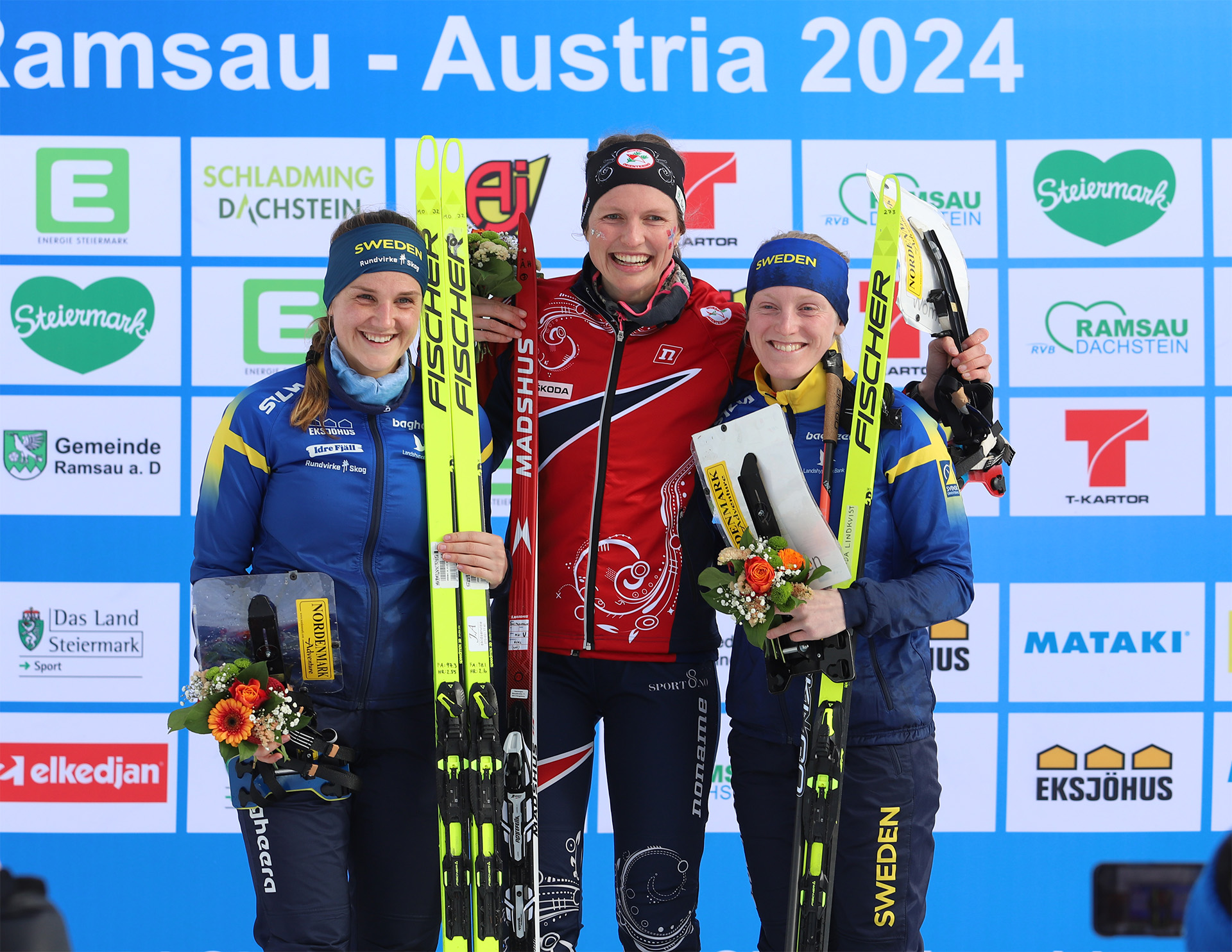 Magdalena Olsson och Linda Lindkvist flankerar guldmedaljören på medeldistansen, Anna Ulvesöen. 