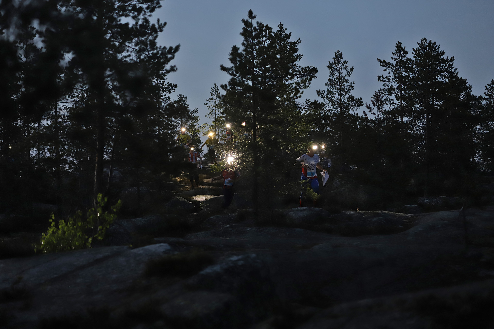 Nattorienterare på rad under Tiomila i Skellefteå 2023.