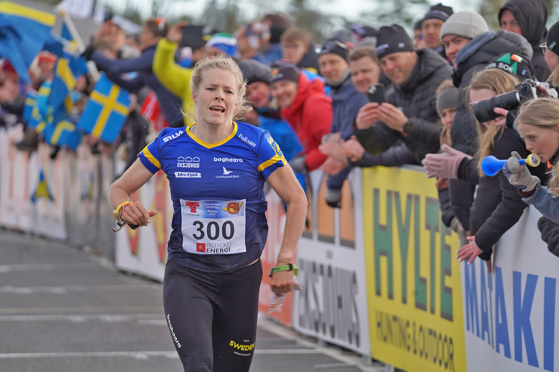 Sara Hagström spurtar mot seger på medeldistansen vid världscupen i Norge våren 2023. 