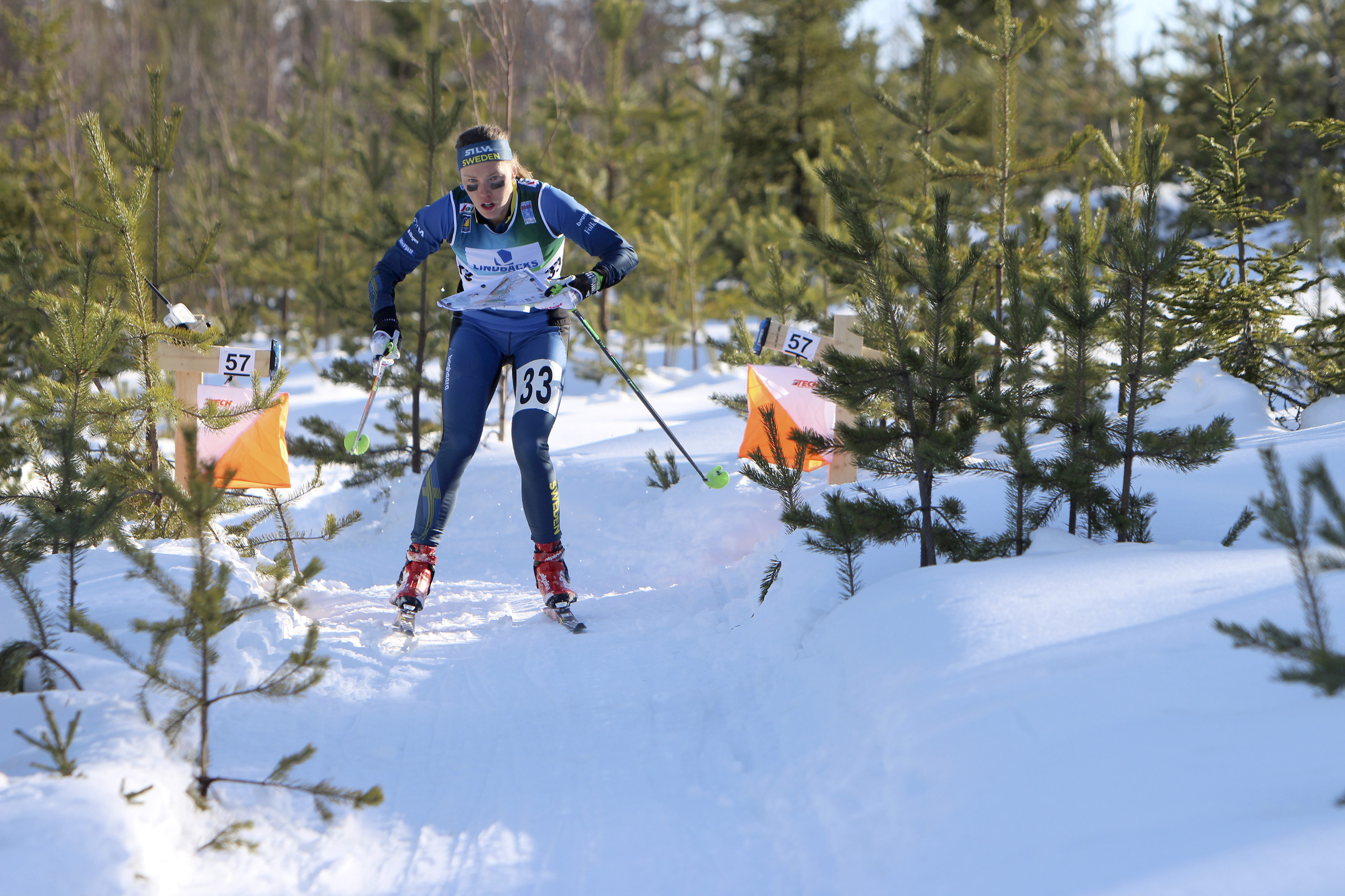 Tove Alexandersson under ett lopp i skidorientering