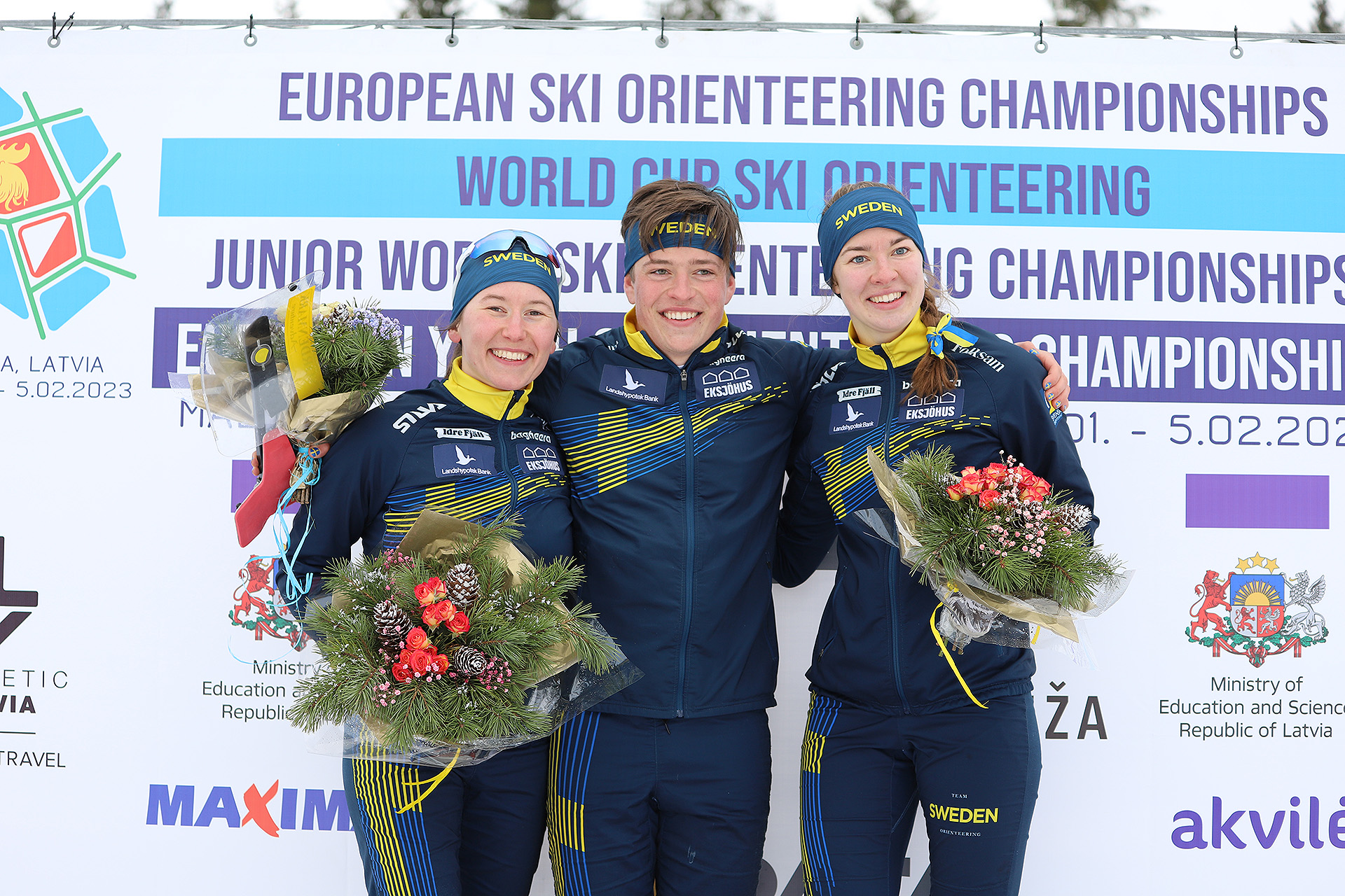 Guldmedaljören Jonatan Ståhl omgiven av Evelina Wickbom, till vänster och Elin Schagerström som tog silver respektive brons. 
