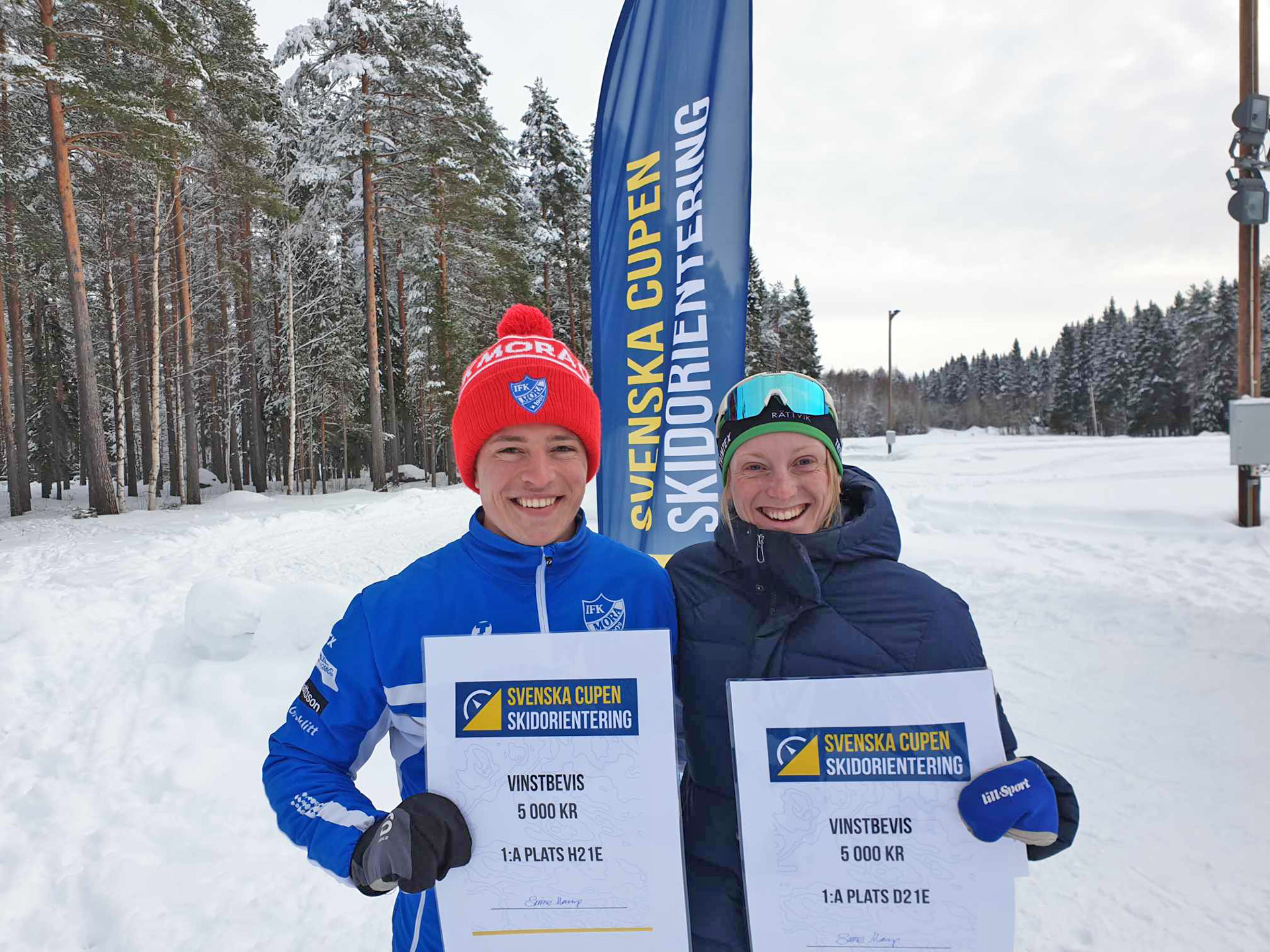 Jonatan Ståhl och Linda Lindkvist med glada miner efter att ha tagit hem Svenska cupen i skidorientering 2024. 