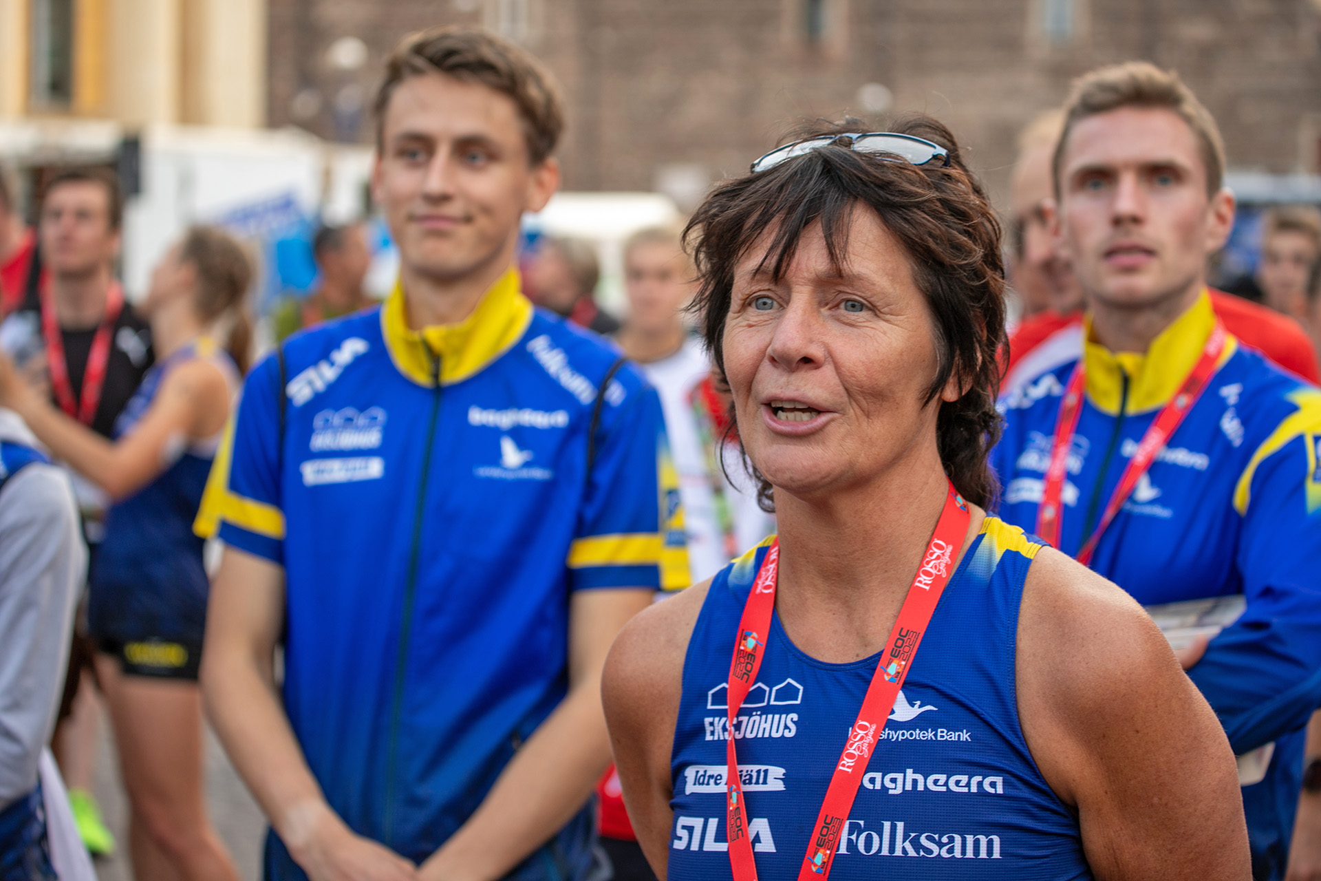 Anneli Östberg under EM i Italien med landslagslöparna August Mollén och Martin Regborn i bakgrunden.