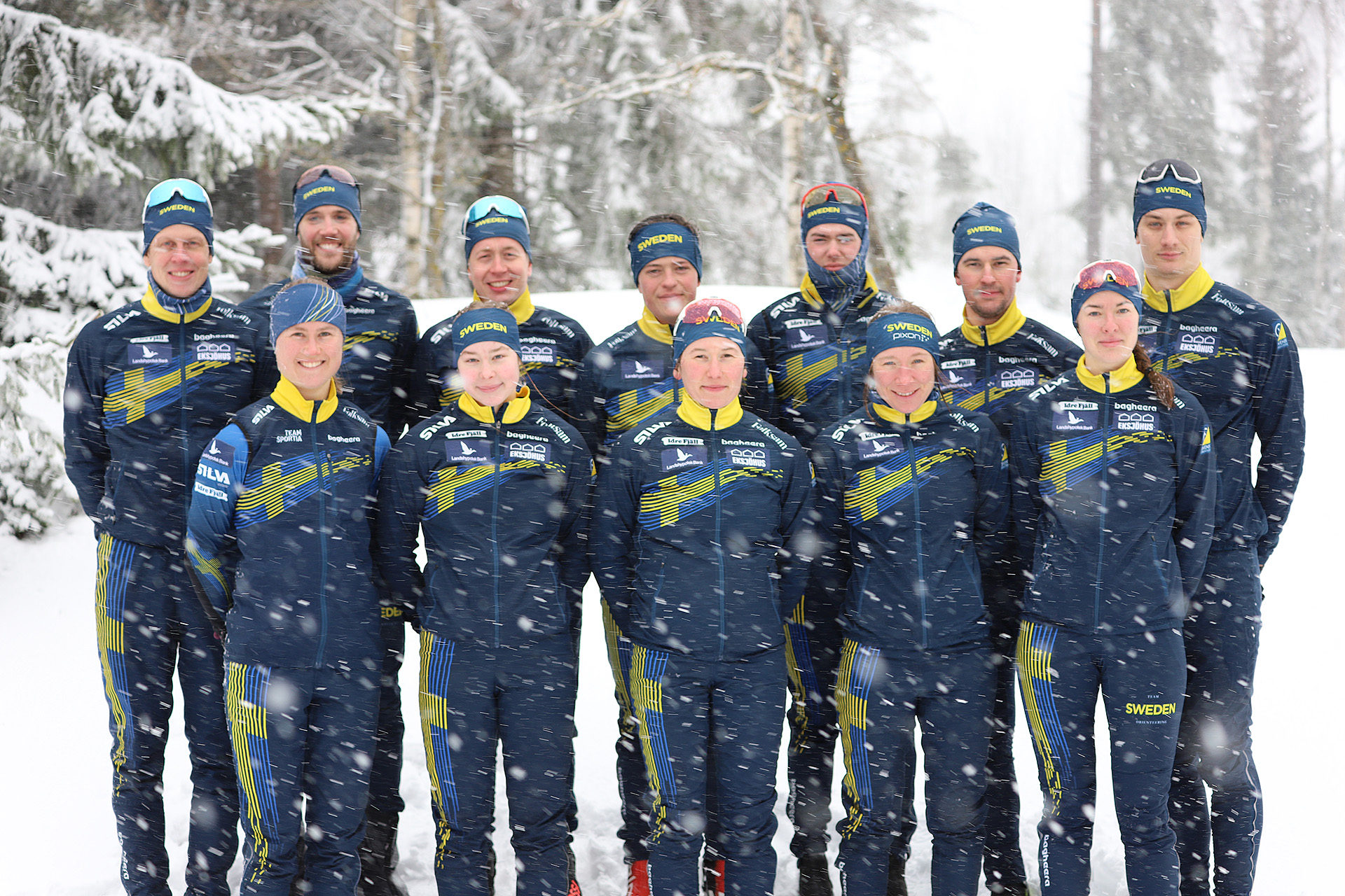 Den svenska seniortruppen uppställd i snöfall vid EM i skidorientering i Lettland.