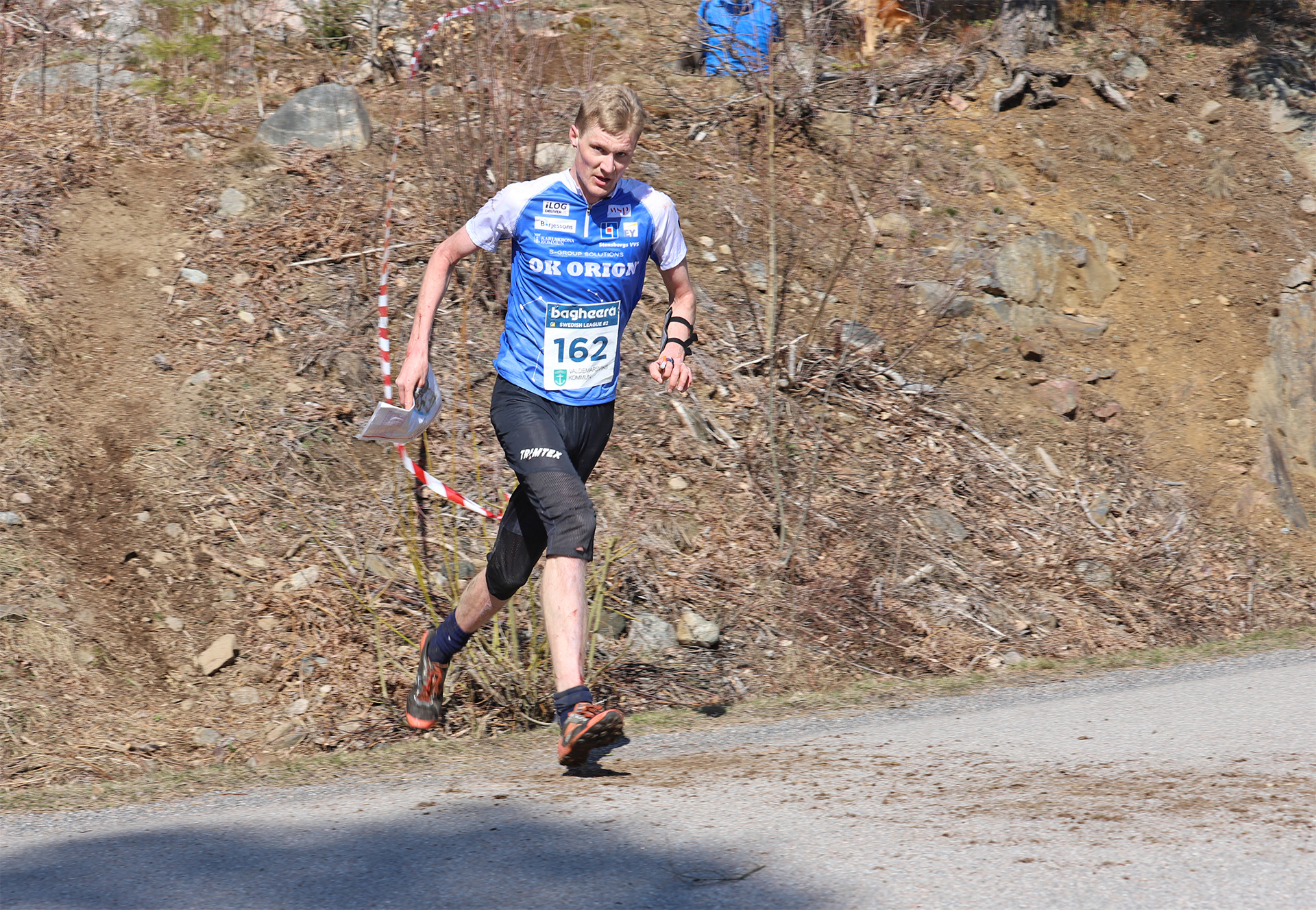 Anton Johansson på väg mot seger i Valdemarsvik.