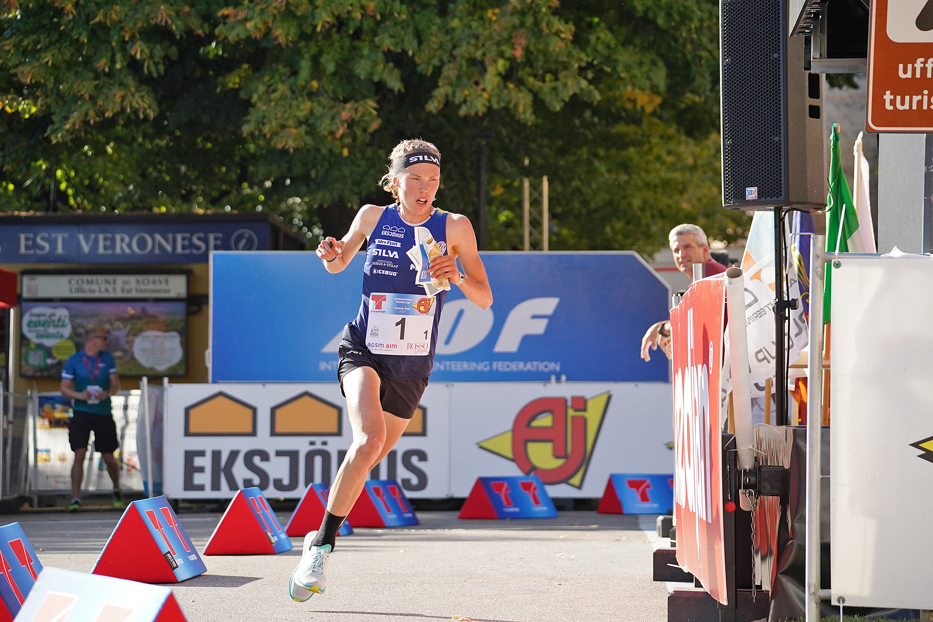 : Tove Alexandersson är en av många starka löpare i den svenska världscuptruppen. Bilden från sprintstafetten vid EM i Italien 2023 som Sverige vann. 