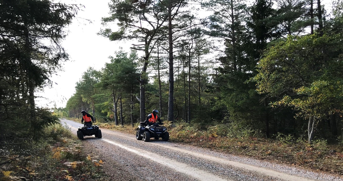 Två ATV från Gotlands ATV-förening kör ledstångssök vid Tofta skjutfält. Foto: Thomas Rasch, Polisen
