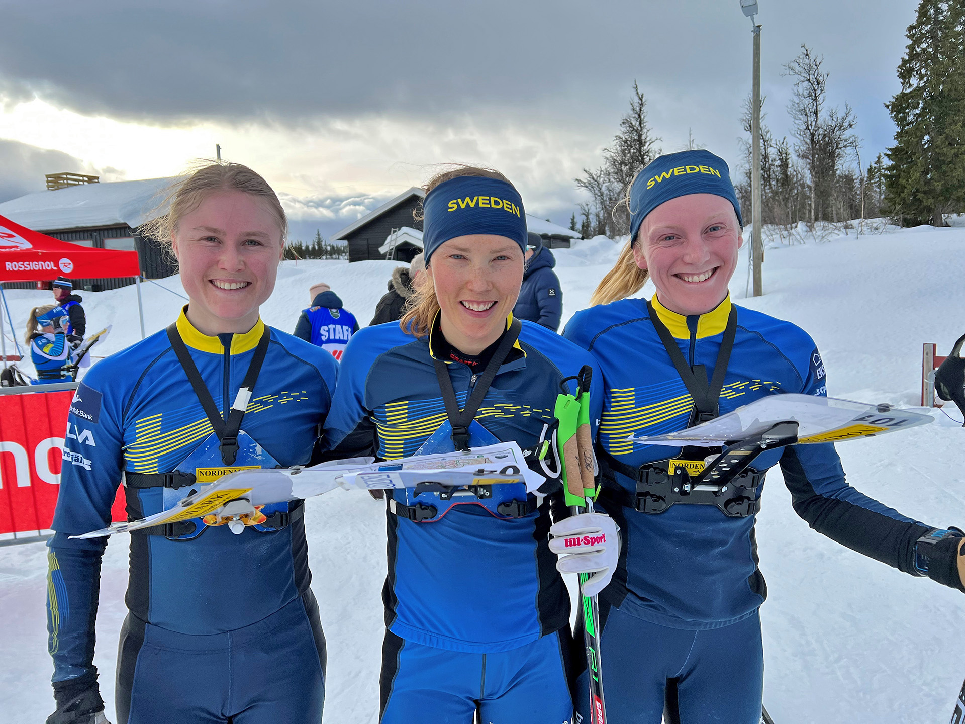 Från vänster: Frida Sandberg, Tove Alexandersson och Linda Lindkvist, efter trippelseger på världscupen i Norge 2023.