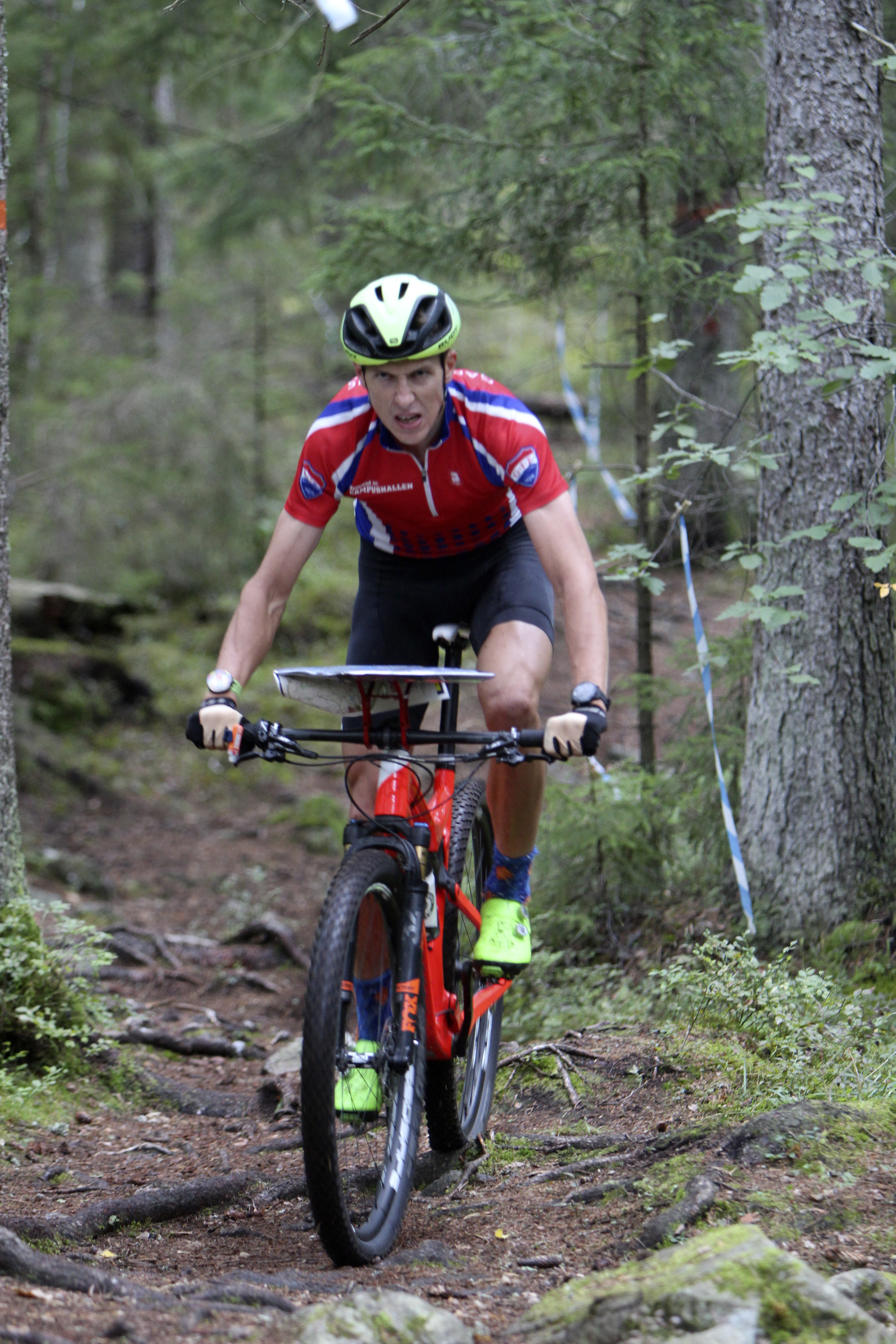 Mountainbikeorienteraren Marcus Jansson trampar fram på en skogsstig.