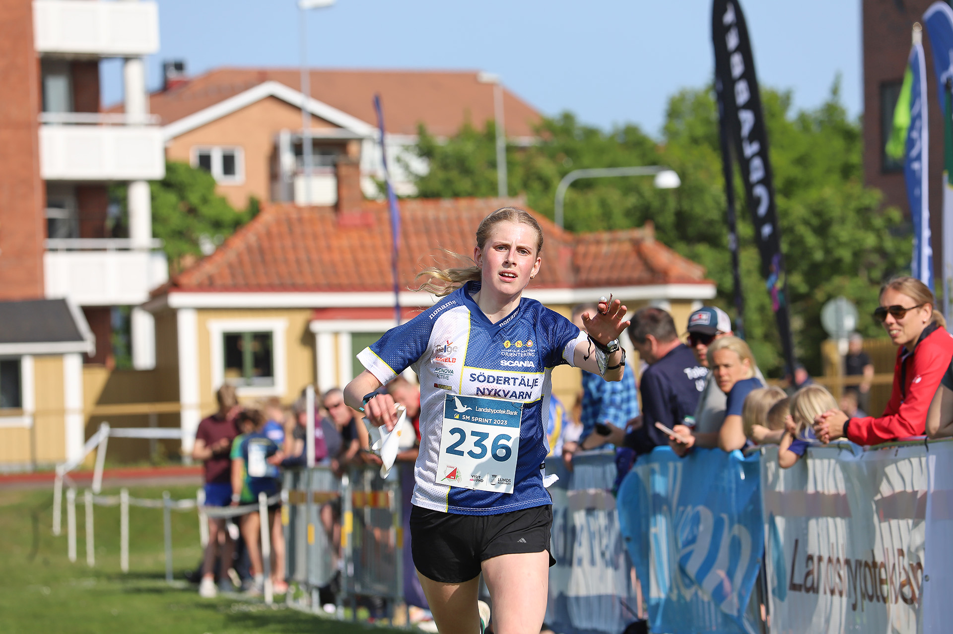 Klara Borg spurtar i mål på sprint-SM där hon tog silver fyra sekunder bakom vinnaren Elsa Sonesson. 