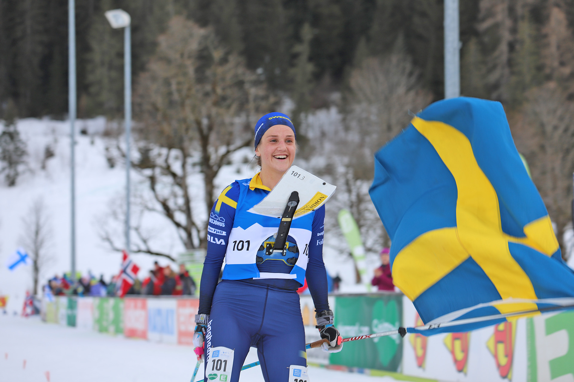Magdalena Olsson hade god tid att ta med den svenska flaggan över hela upploppet. Bild: Johan Trygg.