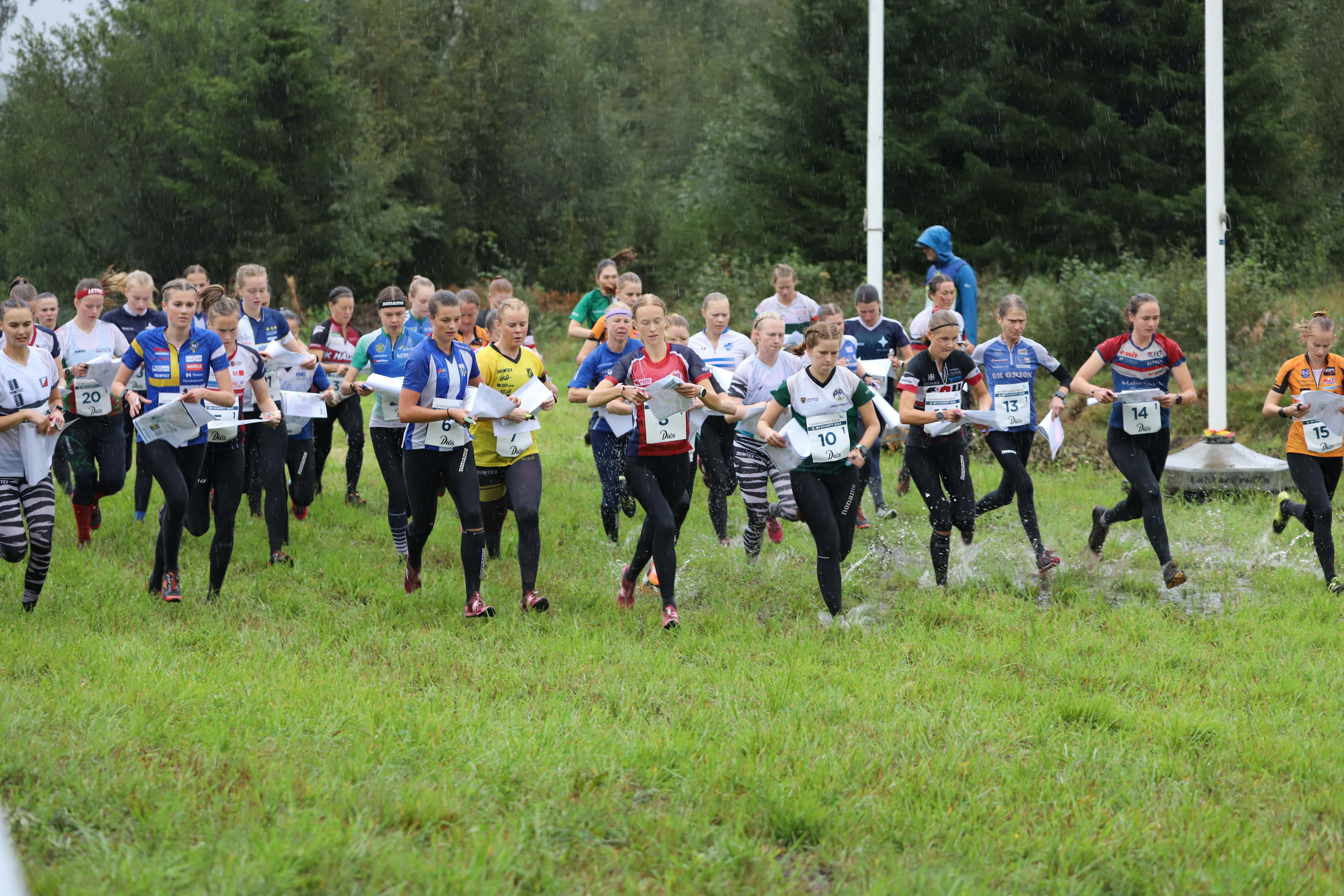 Löpare under SM i stafett i fjol utanför Sundsvall 