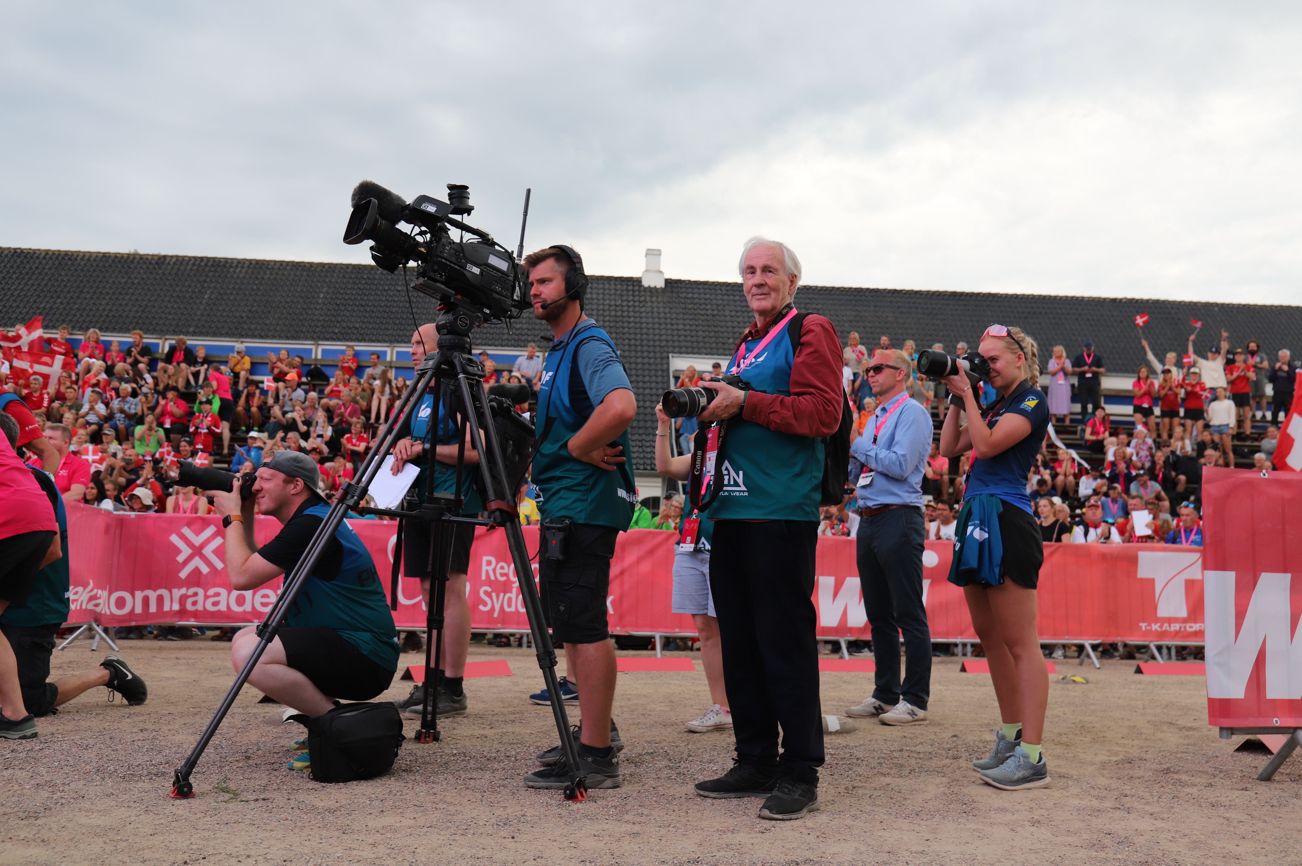 Tv-kameror framför scenen under VM i Danmark 2022