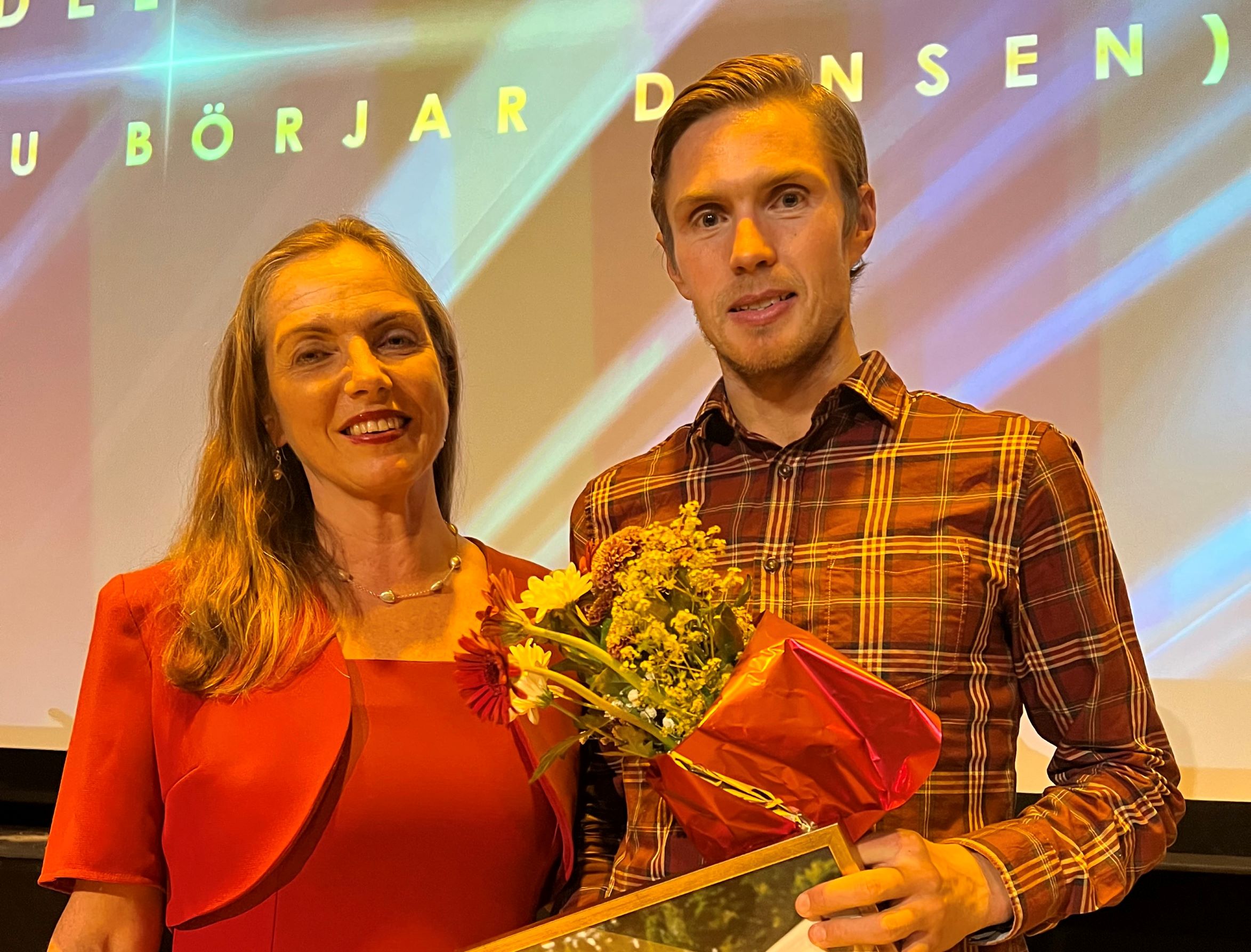 Martin Regborn mottar utmärkelsen Årets Orienterare av Svenska Orienteringsförbundets förbundschef Susanne Maarup. Bild: Johan Trygg.
