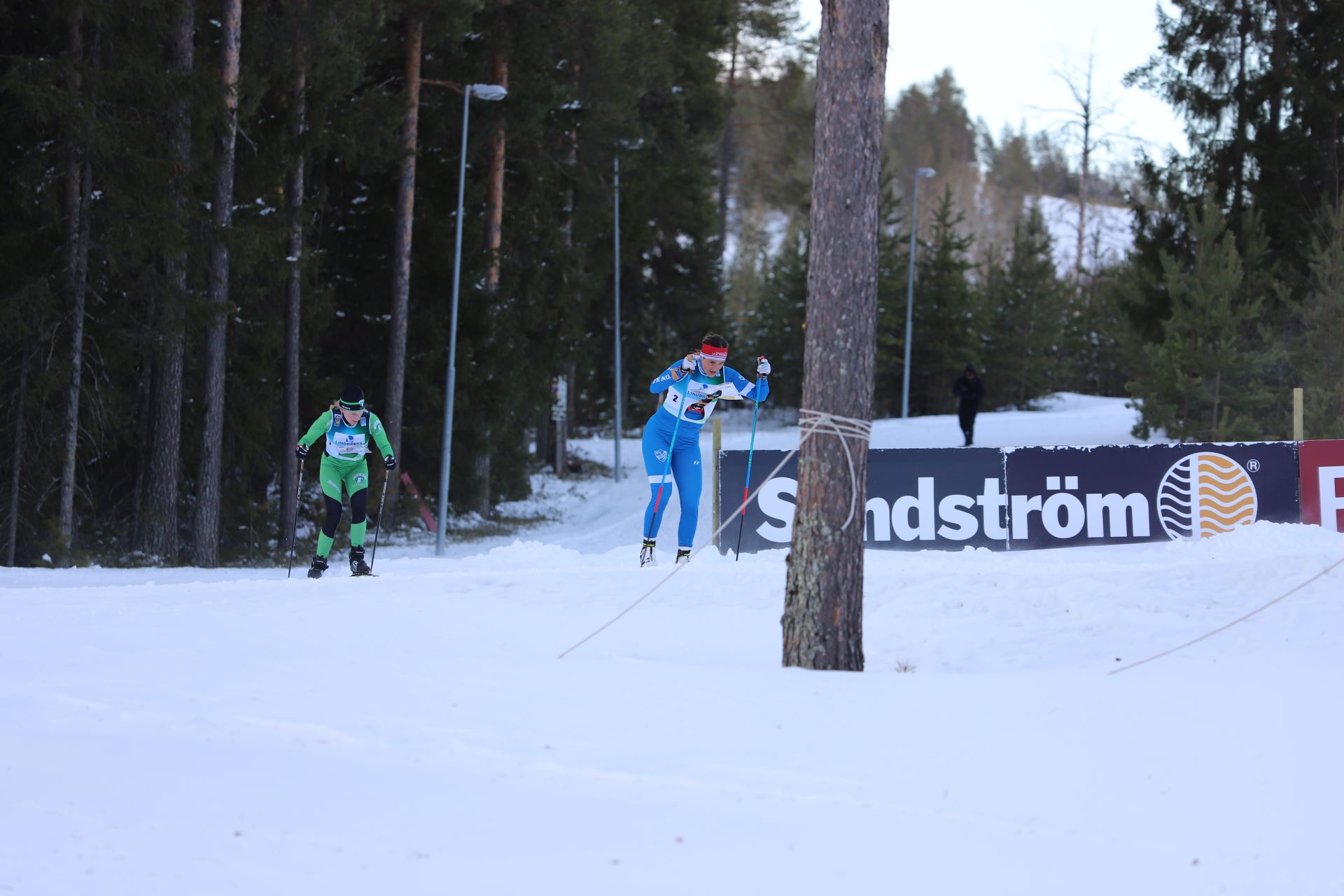 Linda Lindkvist jagar Magdalena Olsson i spåret under SM jaktstart 2022. 