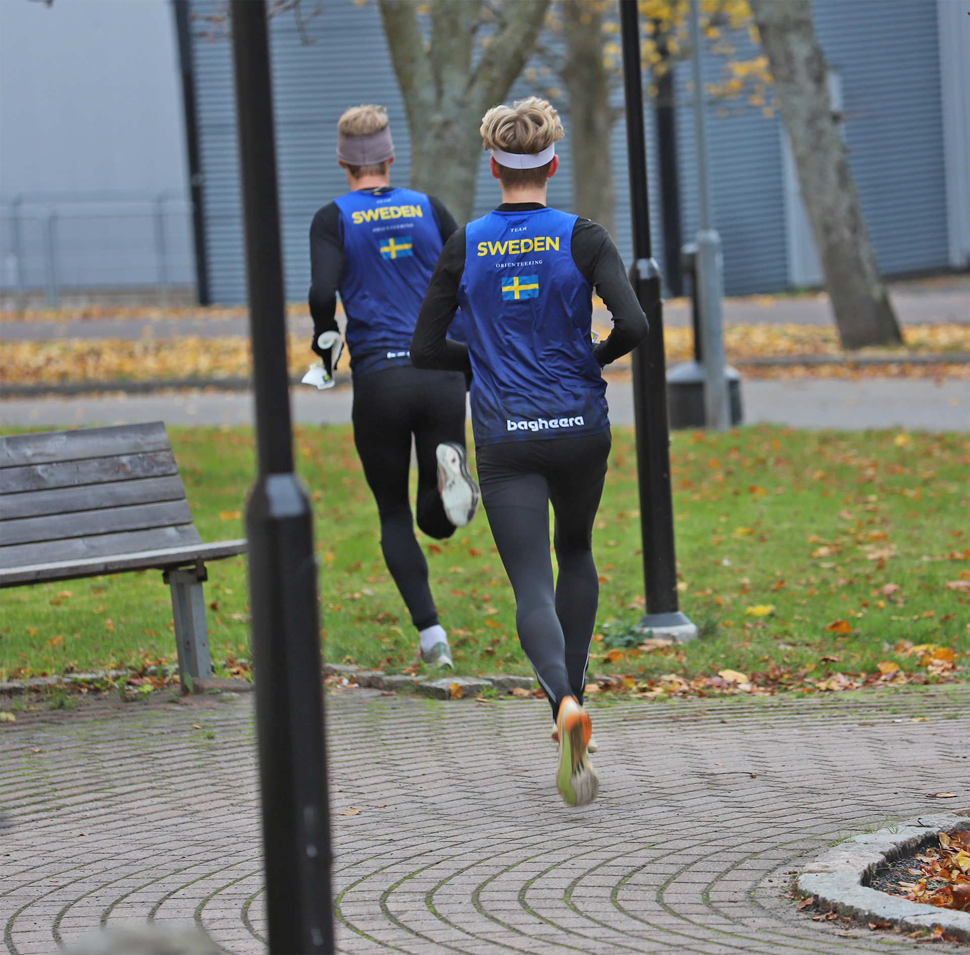 Isac von Krusenstierna och Axel Granqvist drar iväg under sprintkval i Huskvarna. 
