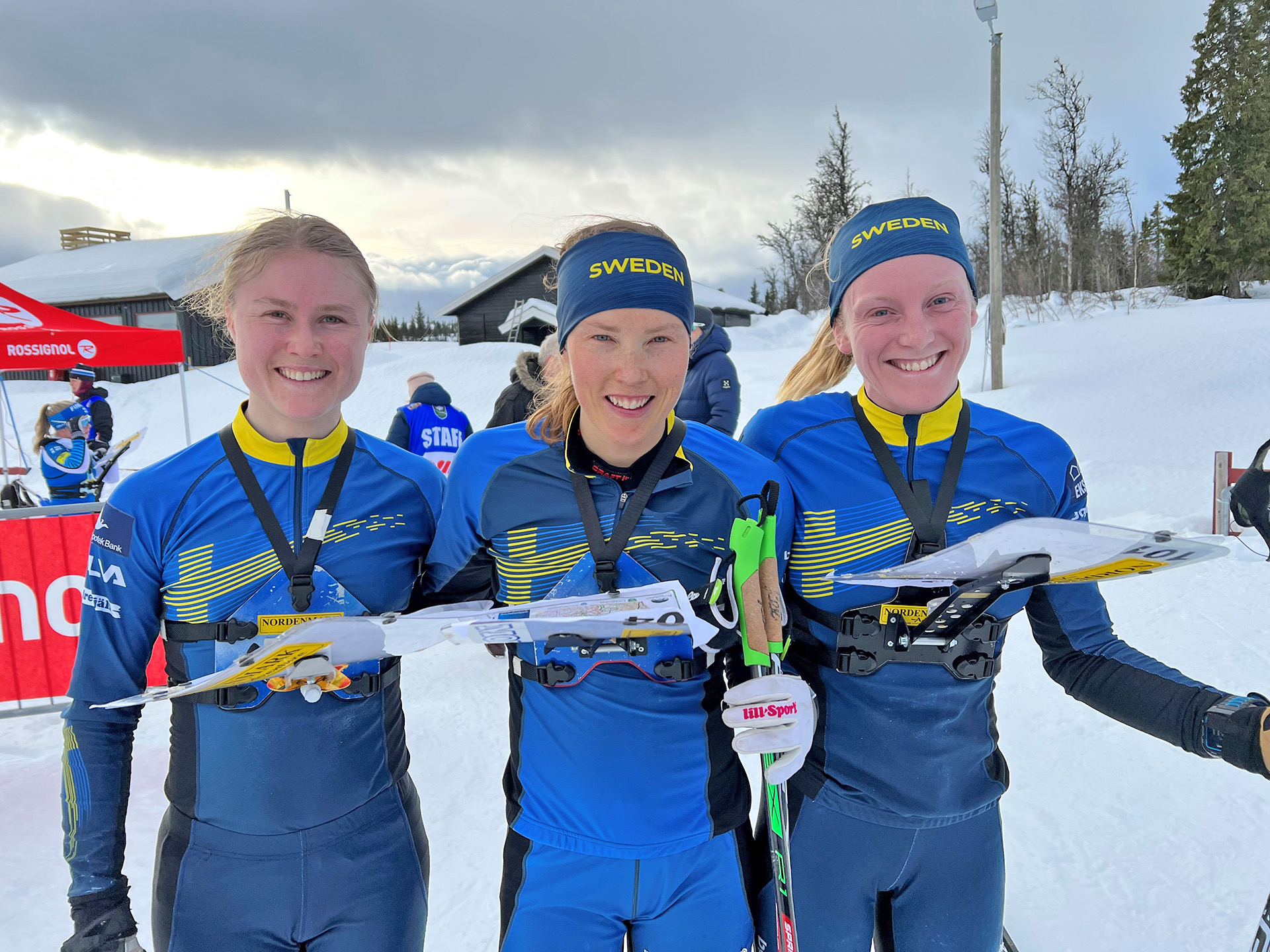 Fr.v Frida Sandberg, Tove Alexandersson och Linda Lindkvist efter trippel på världscupen i Norge i februari 2023.