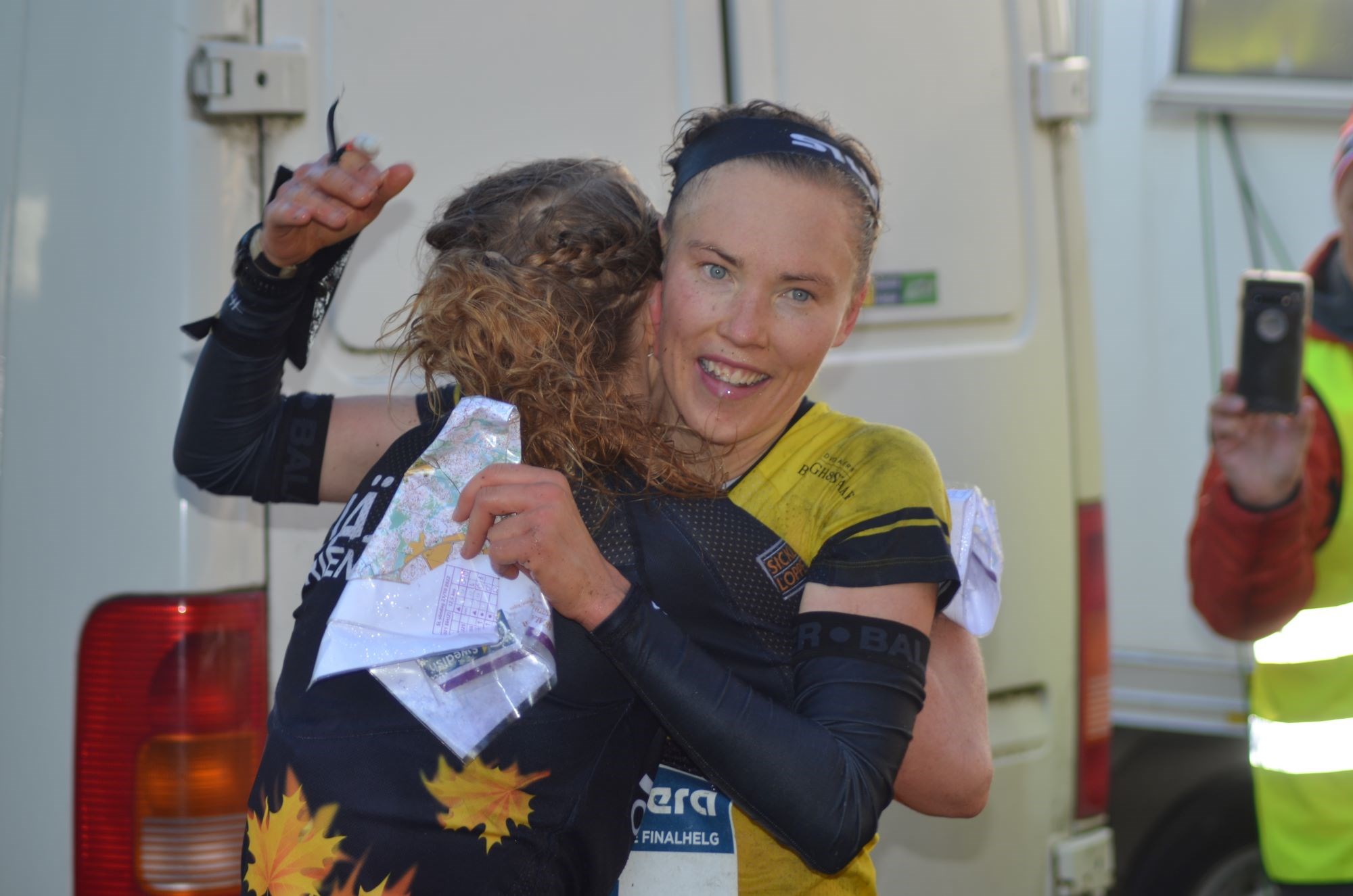 Tove Alexandersson kramar om vinnaren Karolin Ohlsson