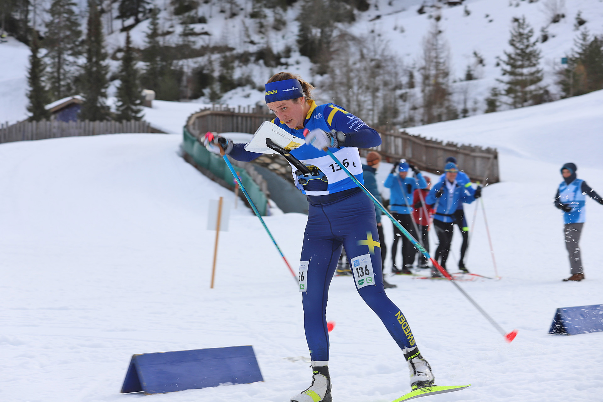 Magdalena Olsson spurtar mot mål vid VM i skidorientering i Ramsau, Österrike.
