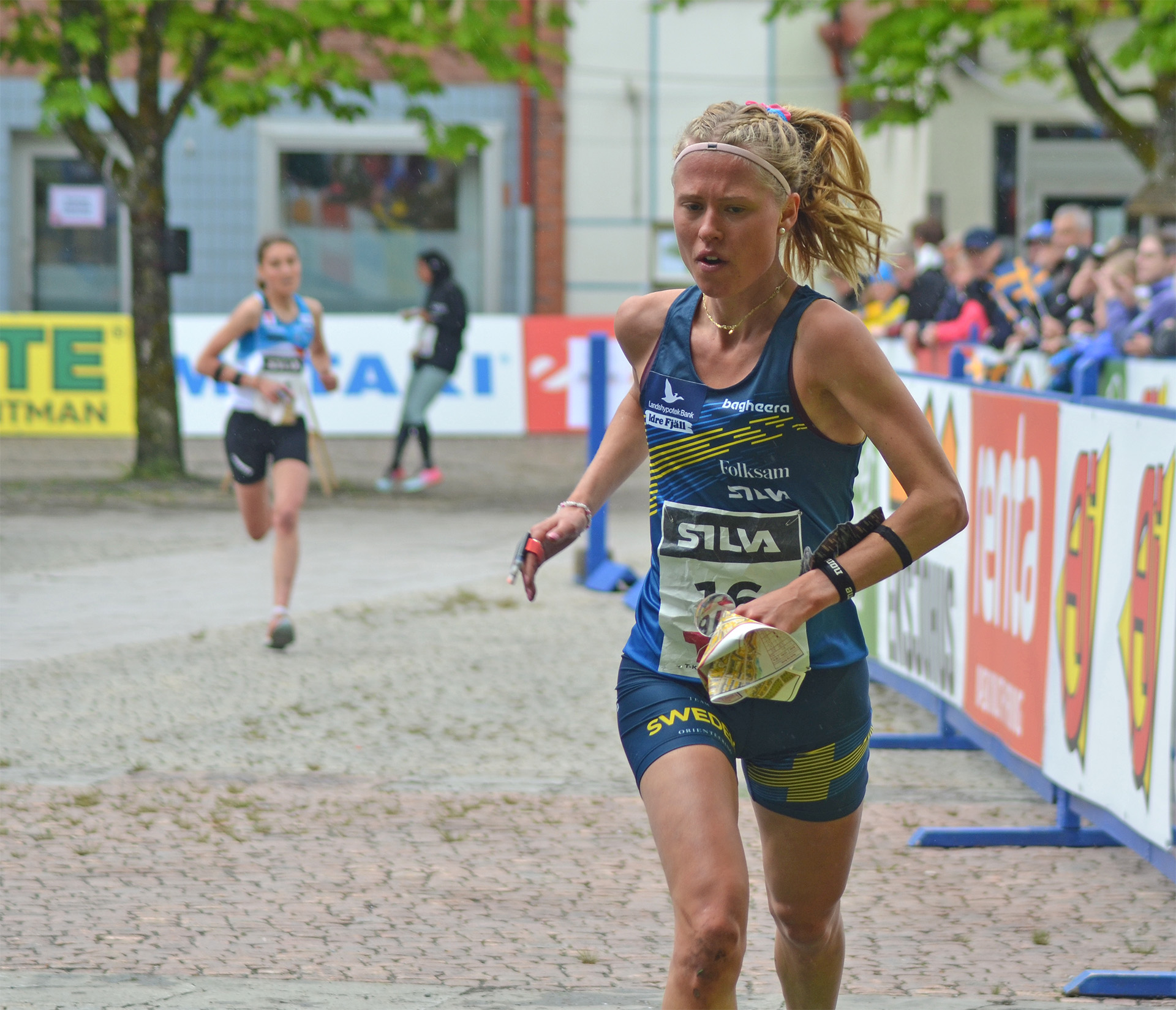 Tilda Östberg spurtar i mål på världscupsprinten i Borås i maj 2022.